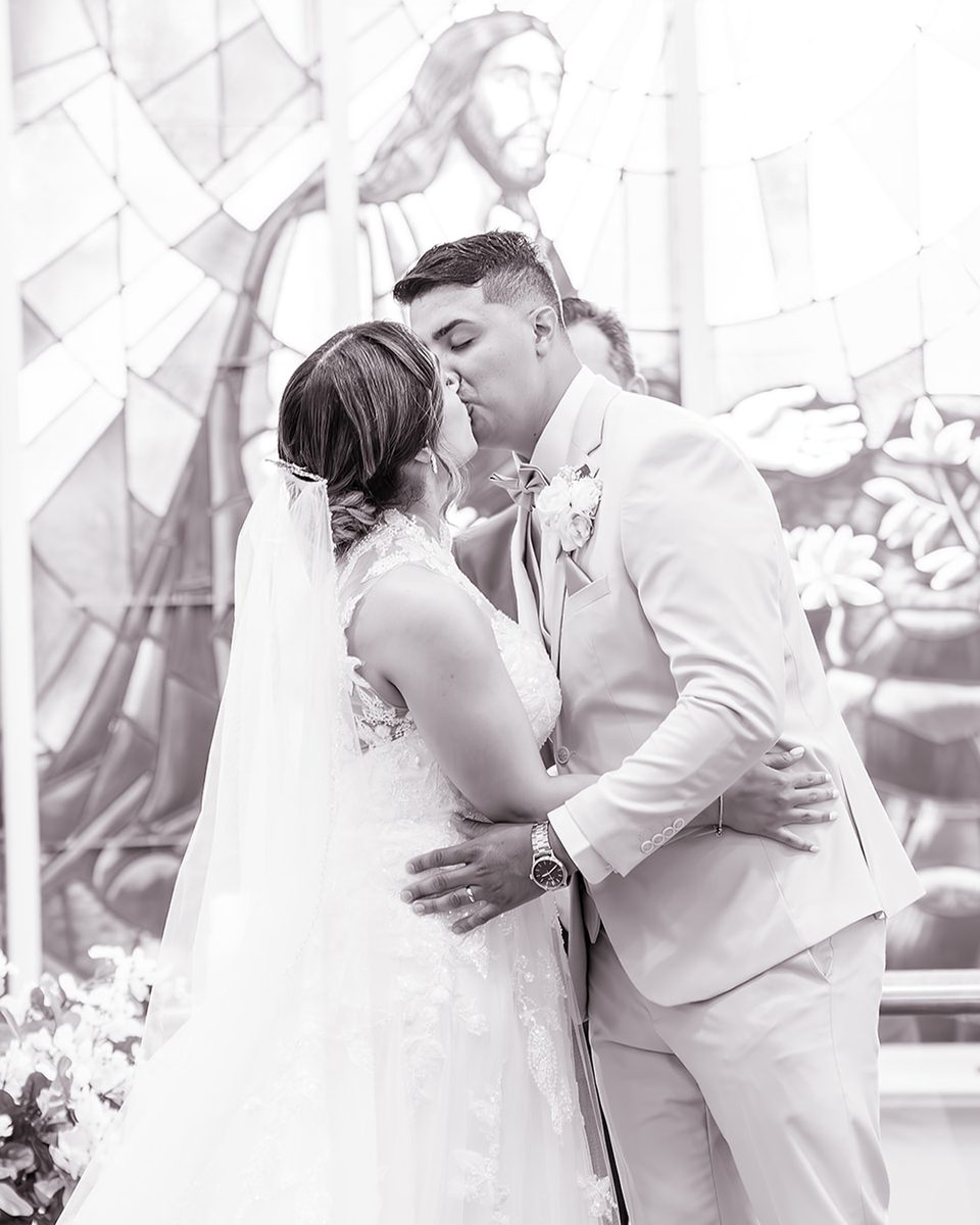 Bride and groom kissing at a Germantown, TN wedding, black and white