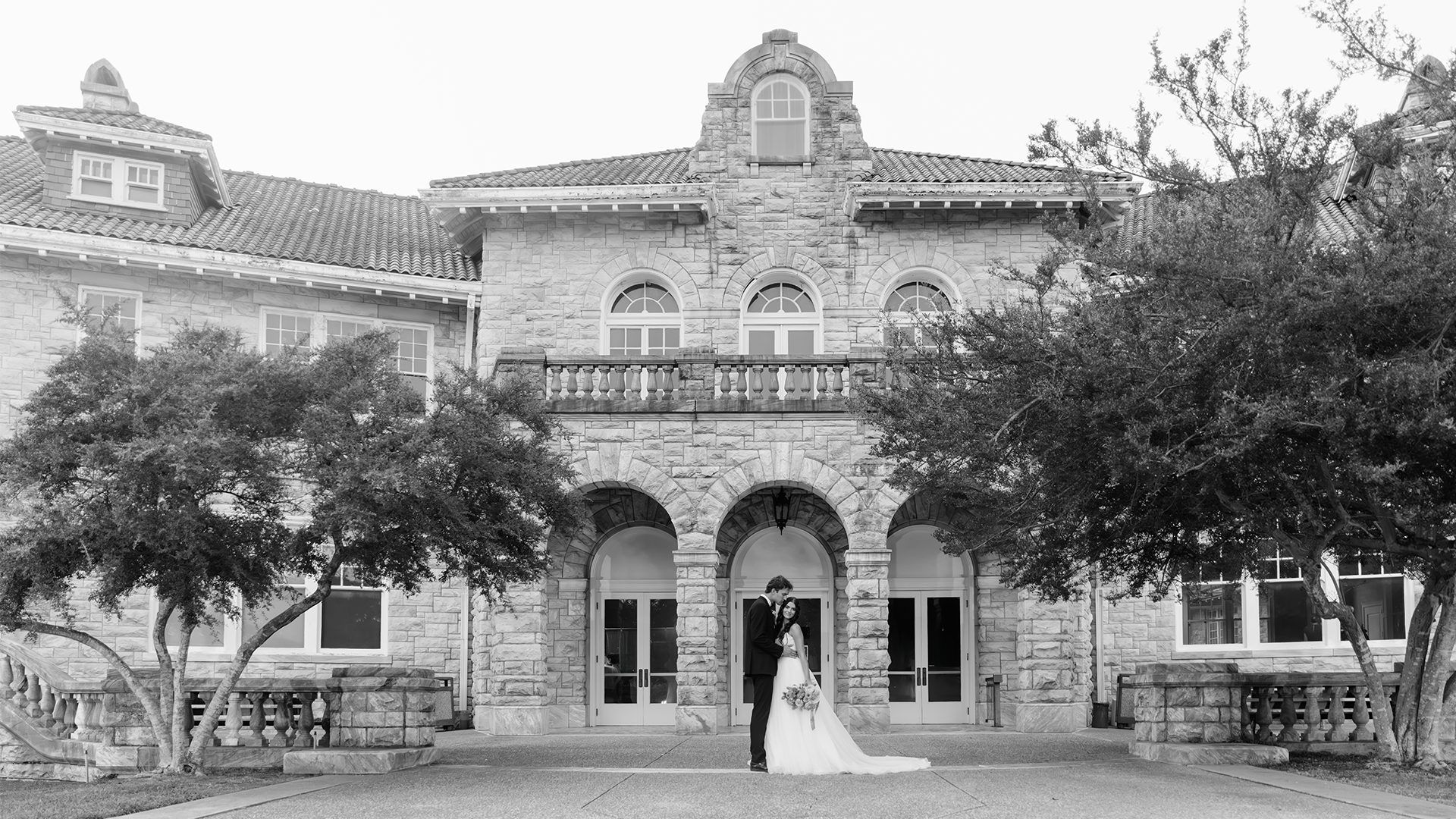 Memphis wedding couple outside a historic mansion in black and white