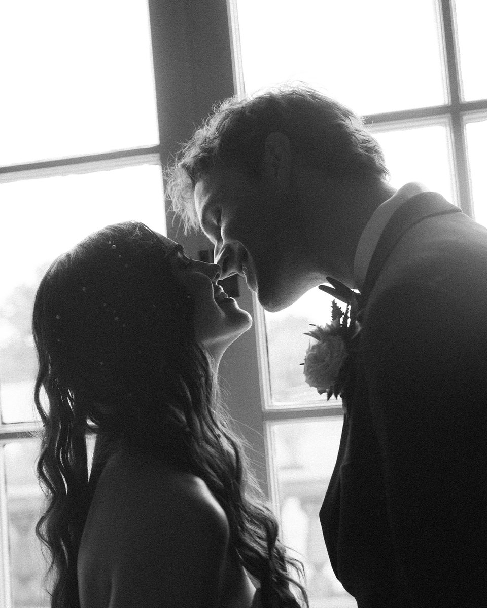 Silhouetted elopement kiss at the Pink Palace Mansion, Memphis, black and white