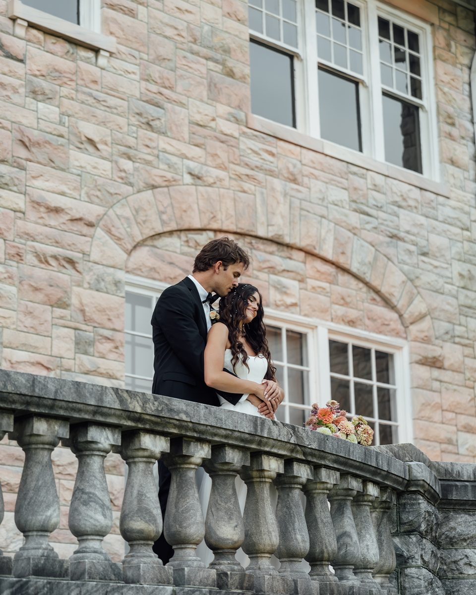 Elopement couple on the stone balcony of the Pink Palace Mansion, Memphis